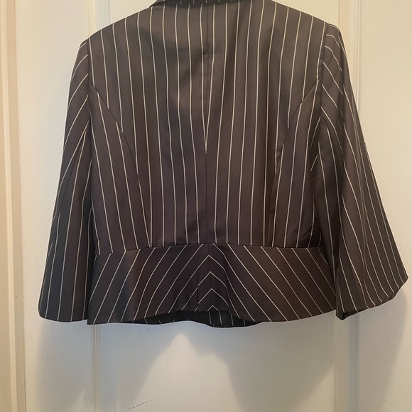 Cropped pinstriped blazer - Picture 5 of 5